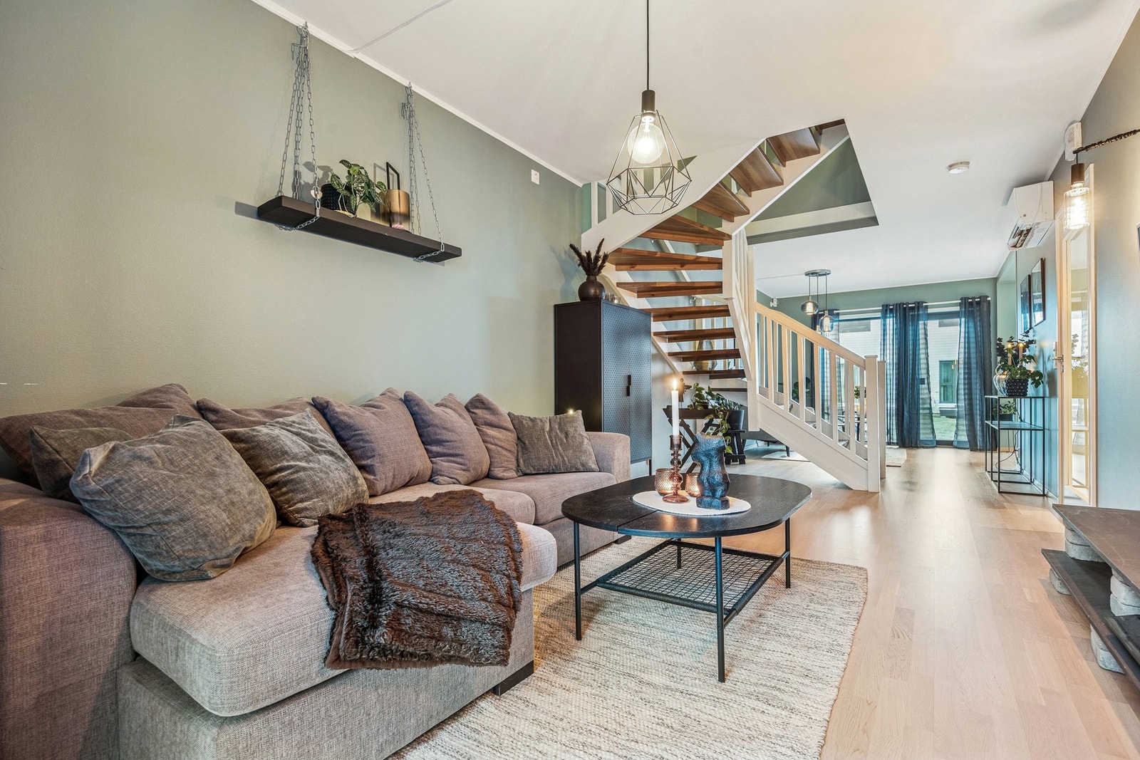 Et moderne og gjennomført rekkehus over to etasjer, oppført i 2015, beliggende i et veletablert og svært attraktivt boligområde i Børsa. Galleribilde