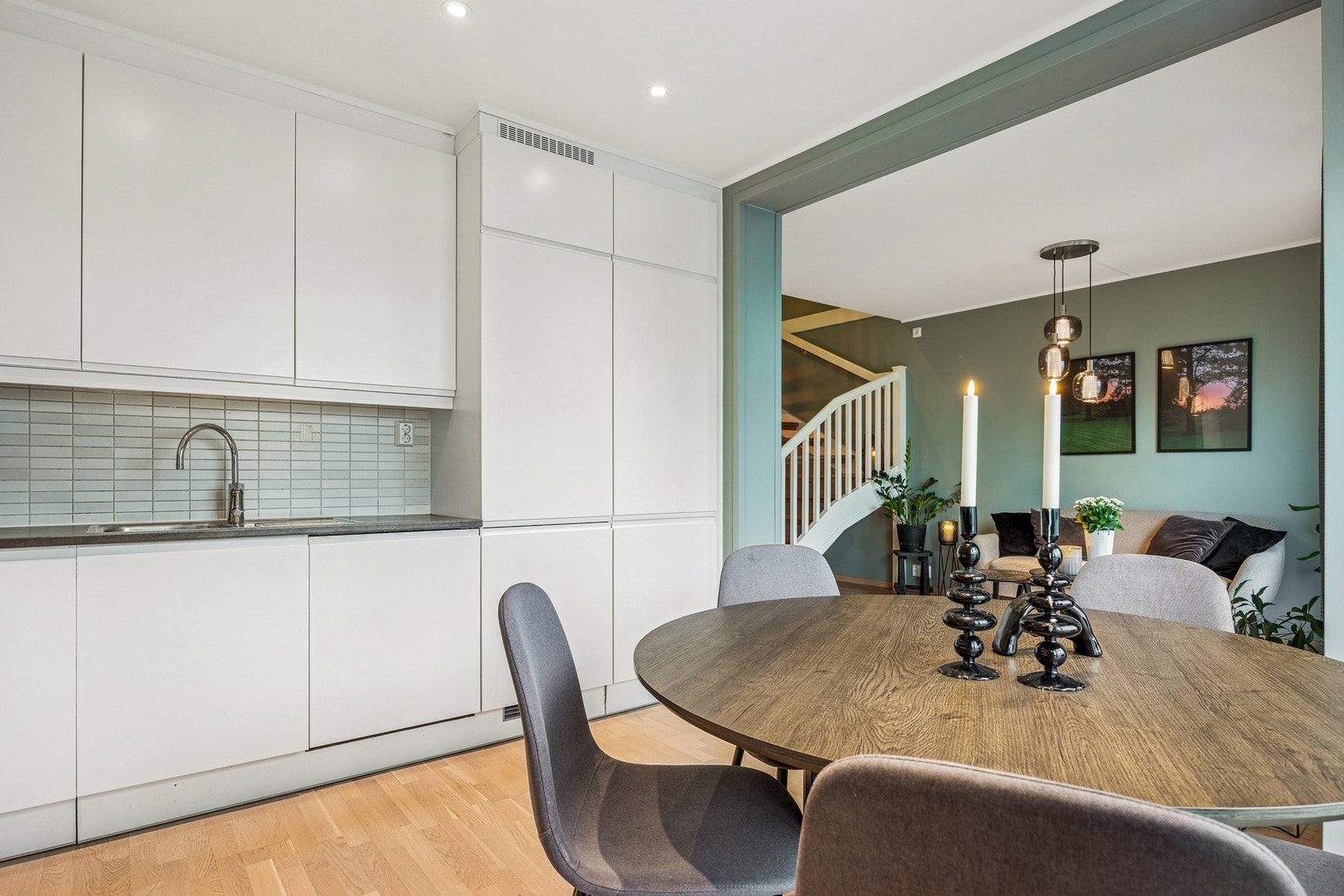 Det er godt med skap- og benkeplass, fliser mellom kjøkkenbenk og overskap samt benkeskapsbelysning. Galleribilde