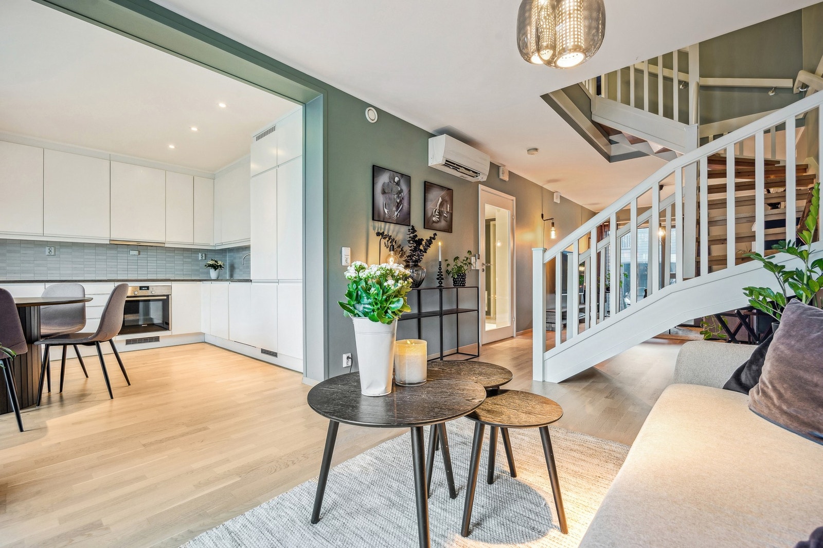 Oppvarmingen av boligen via varmepumpe kombinert med elektrisk oppvarming, noe som gir god komfort og energieffektiv drift. Galleribilde