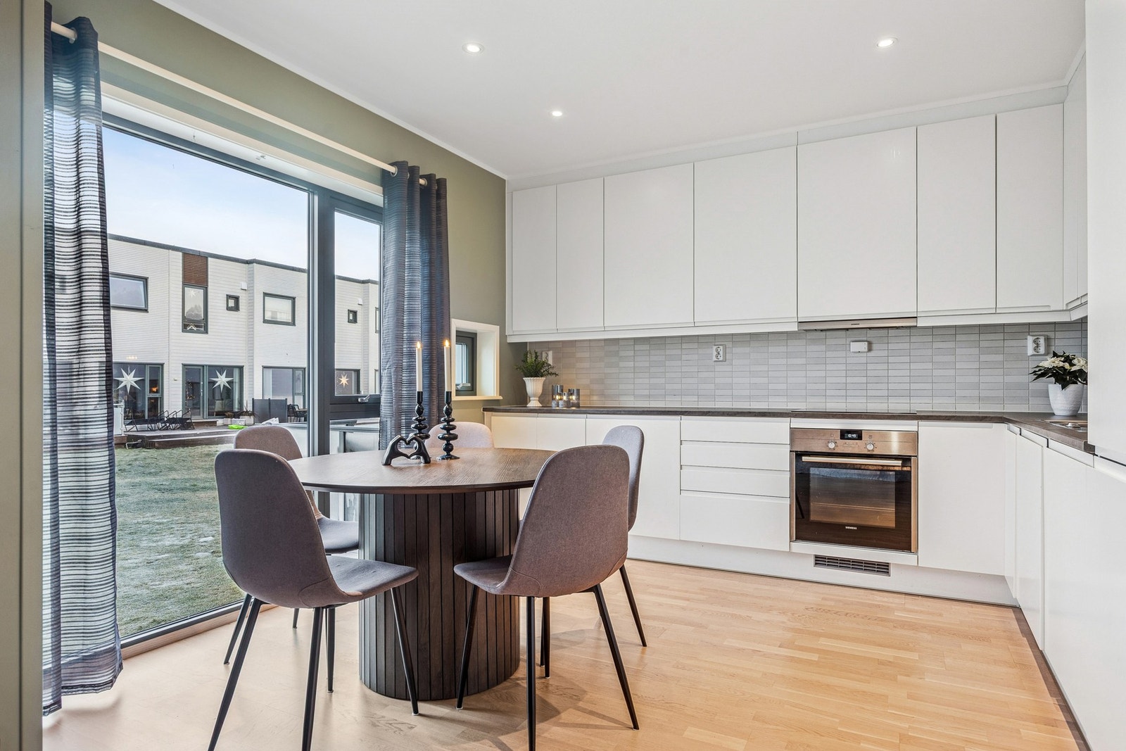 Kjøkkenet er utstyrt med integrerte hvitevarer bestående av stekeovn, platetopp, oppvaskmaskin og kjøleskap med fryser. Galleribilde