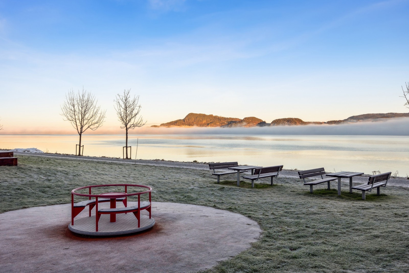 Dette er en gjennomført og innbydende bolig som kombinerer moderne standard, funksjonelle løsninger og en familievennlig beliggenhet - et hjem det er lett å trives i. Galleribilde