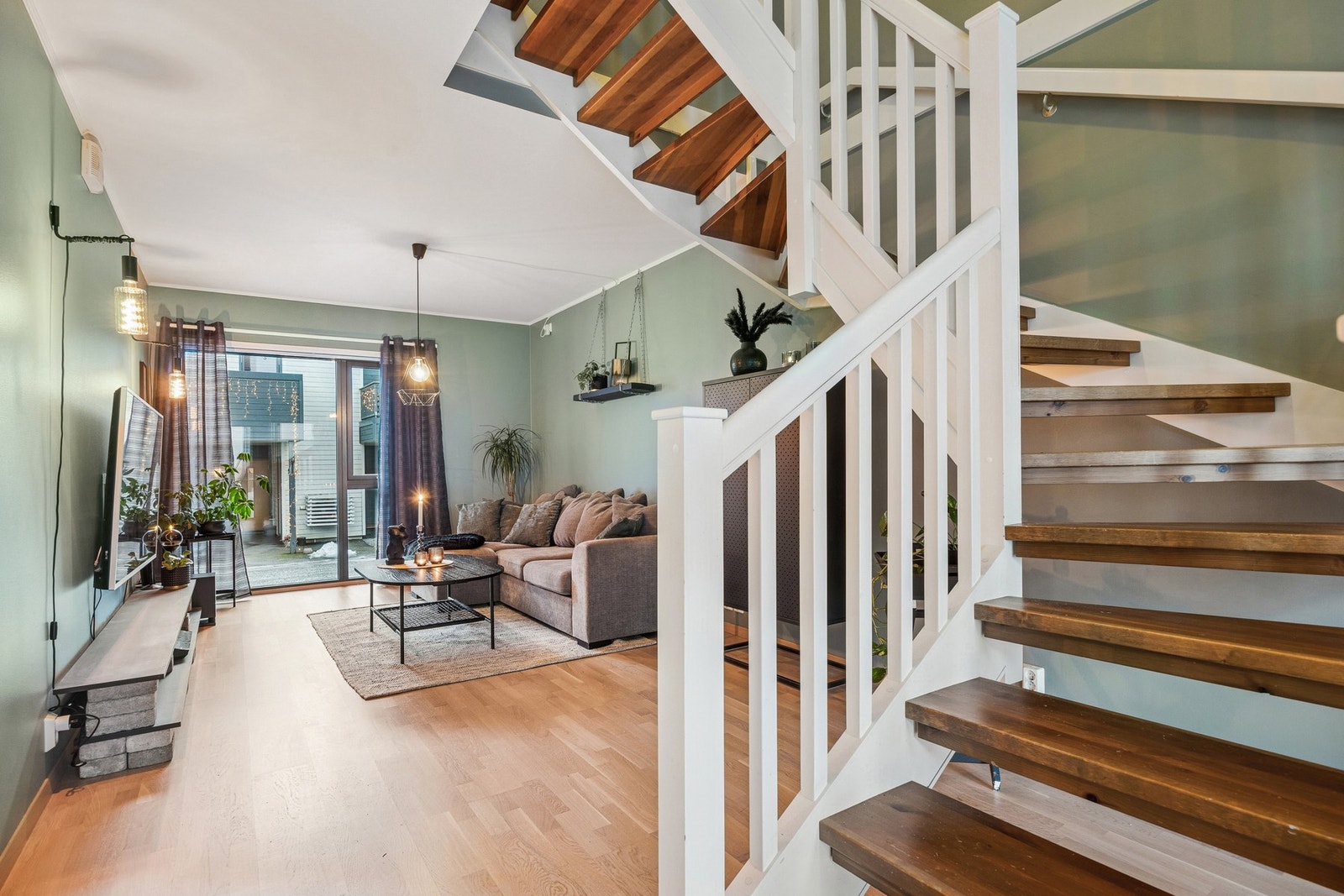 Fellesutgiftene utgjør kr 2 144,- per måned og inkluderer driftskostnader, velforeningskontingent, forretningsførsel/revisjon samt kabel-TV og bredbånd. Galleribilde