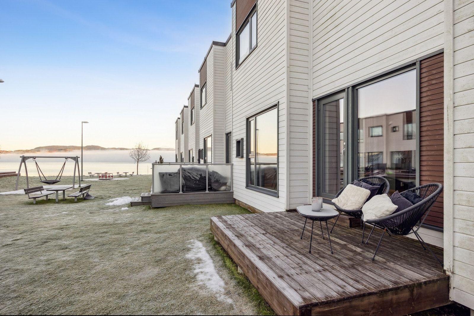 Boligen disponerer romslige uteplasser med totalt 27 m² terrasse- og balkongareal, med utgang både fra stue i 1. etasje og fra soverom i 2. etasje. Galleribilde