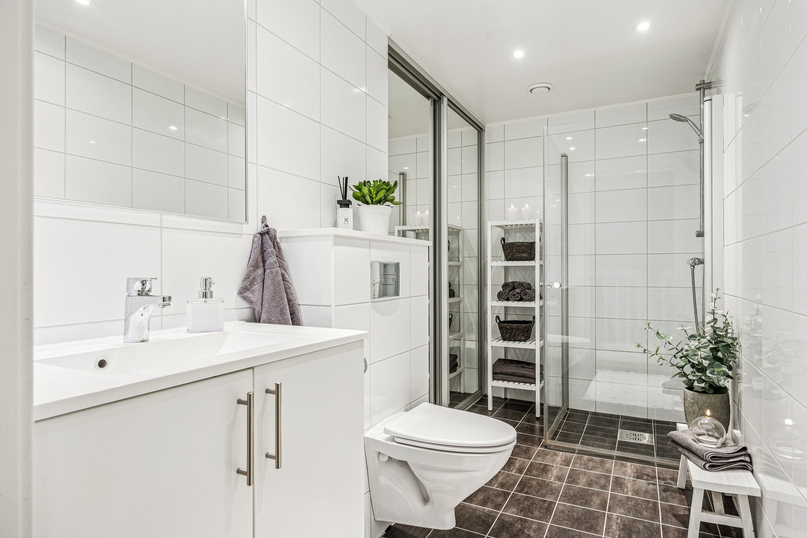 I 2. etasje finner du et delikat baderom på ca. 6 m² fra byggeår. Galleribilde