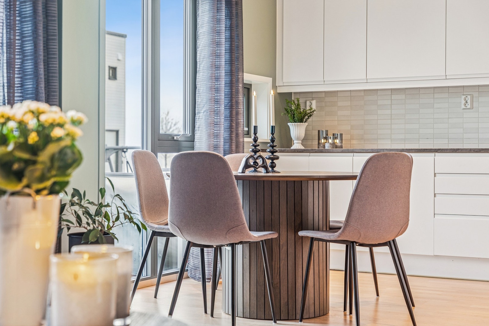 På kjøkkenet er det god plass til spisegruppe, noe som gir en naturlig og hyggelig samlingsplass for hverdagsmåltider og sosiale anledninger. Galleribilde