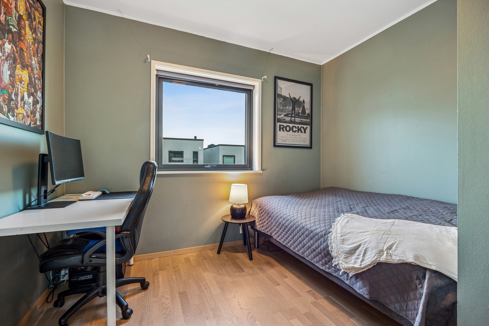 Soverom 2 måler ca. 9 m² og fremstår som et praktisk og lett møblerbart. Galleribilde