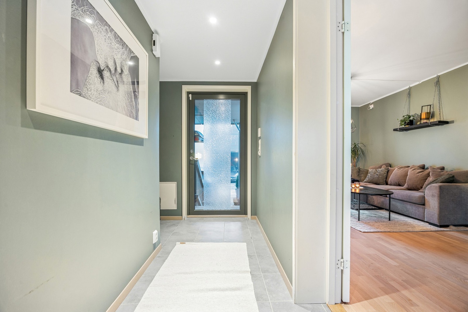 I 1. etasje møtes du av en lys og praktisk entré med god plass til oppbevaring. Galleribilde