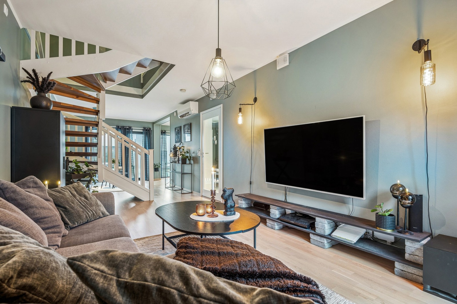 Boligen har en gjennomtenkt og funksjonell planløsning med et totalt bruksareal på 123 m². Galleribilde