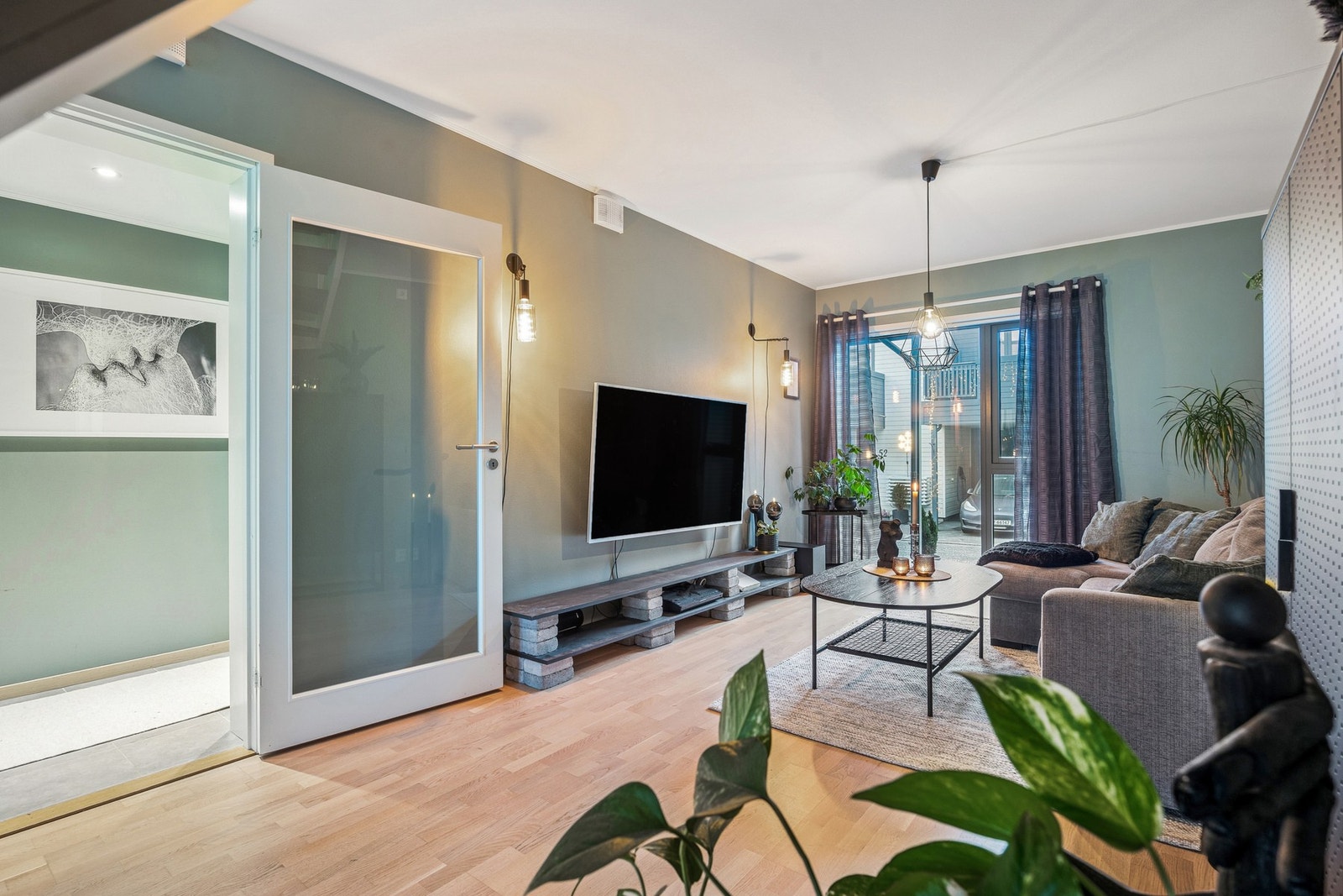 Stuen oppleves som romslig og innbydende, med parkettbelagte gulv, malte flater og store vindusflater som gir rikelig med naturlig lysinnslipp. Galleribilde