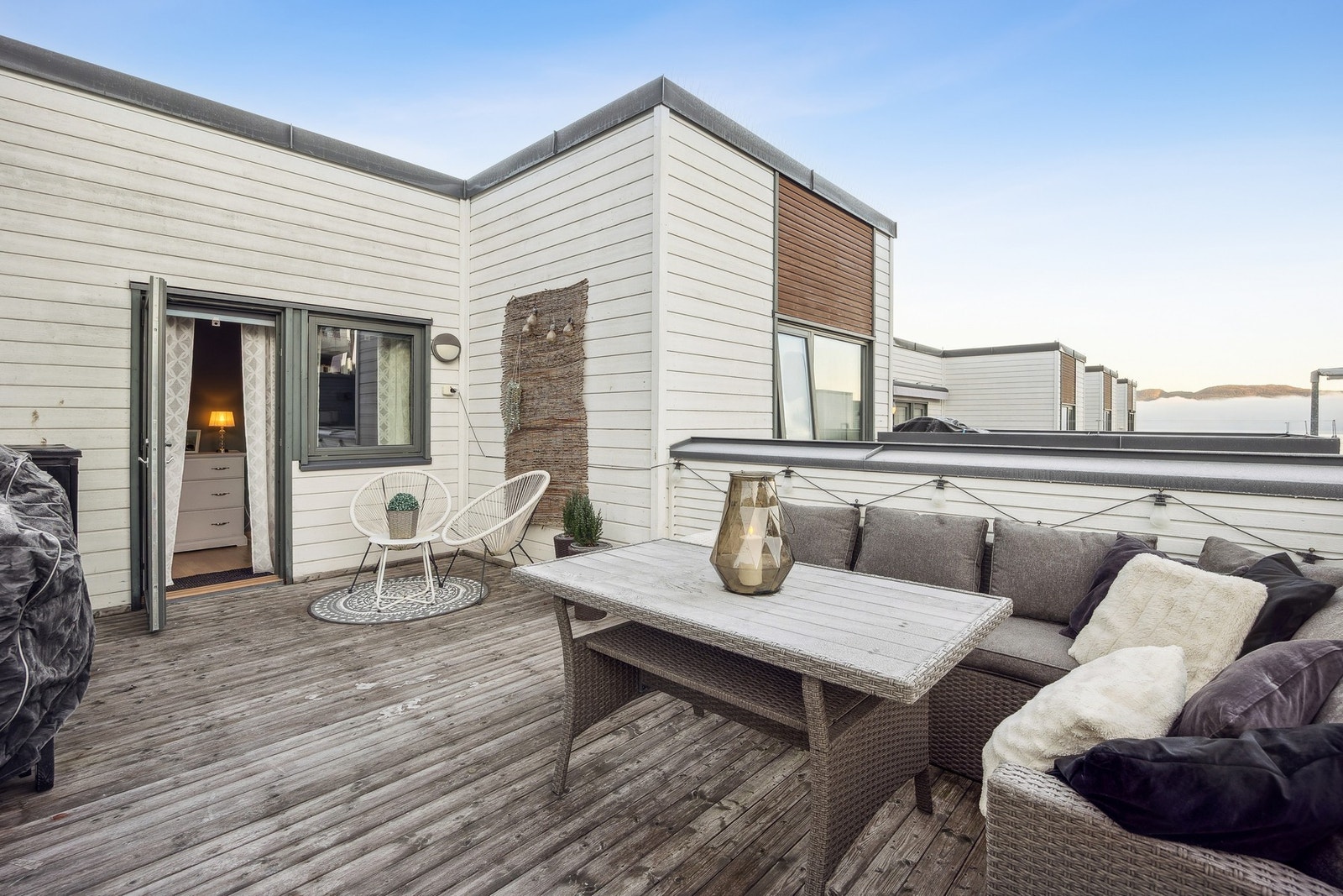 Fra ett av soverommene i 2. etasje er det utgang til balkong på 20 m², som gir en mer privat uteplass med fine muligheter for morgenkaffe eller avslapning. Galleribilde