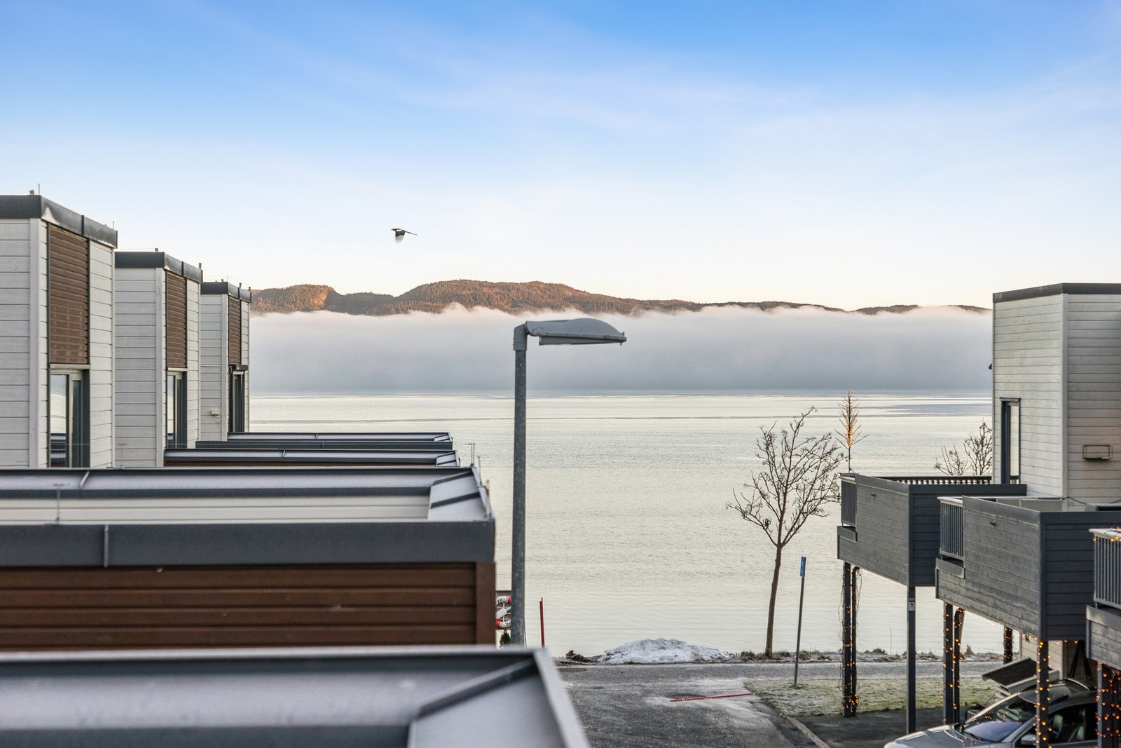 Eiendommen ligger i et svært barnevennlig og attraktivt boligområde med trygge omgivelser, gode naboforhold og lite gjennomgangstrafikk. Galleribilde