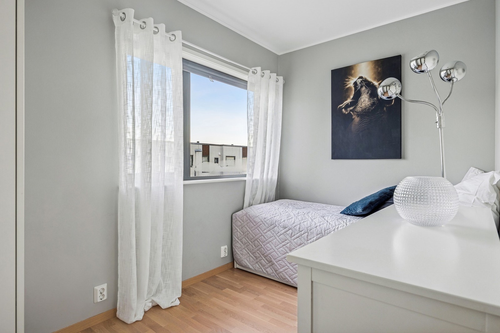 Soverom 3 måler ca. 7 m² og er et lyst og funksjonelt rom, godt egnet som barnerom, gjesterom eller hjemmekontor. Galleribilde