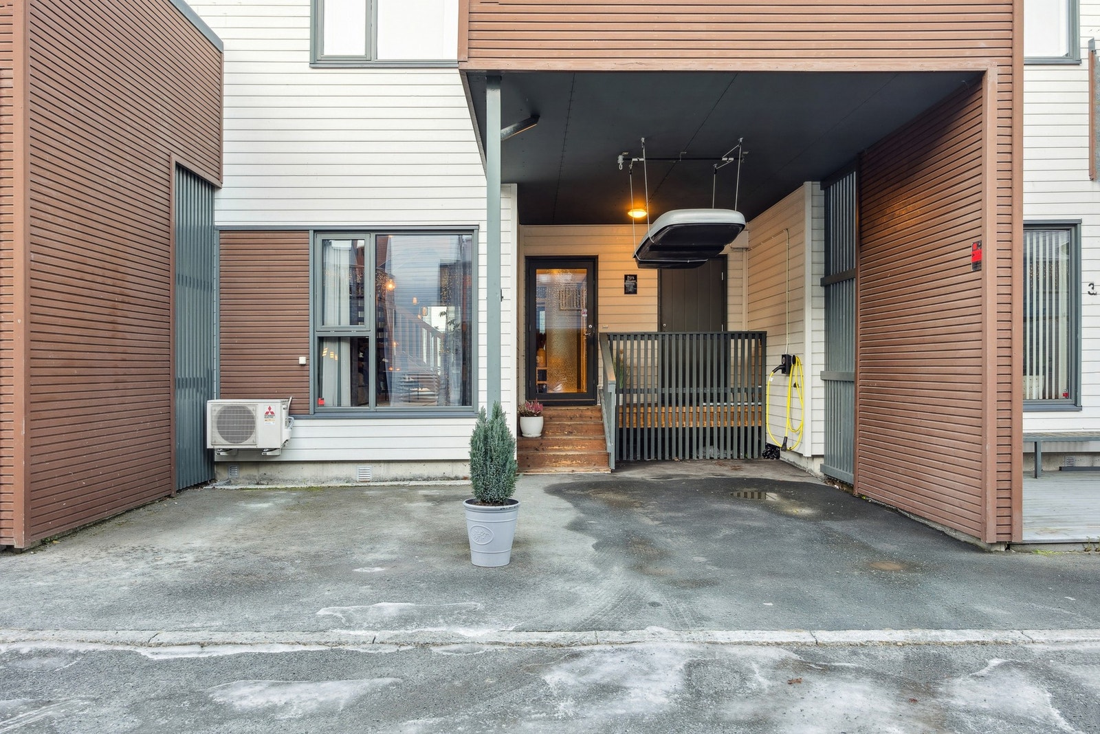 Boligen disponerer egen carport med elbillader, samt én biloppstillingsplass rett ved boligen og ytterligere én oppstillingsplass på fellesområdet. Totalt medfølger tre parkeringsplasser. Galleribilde