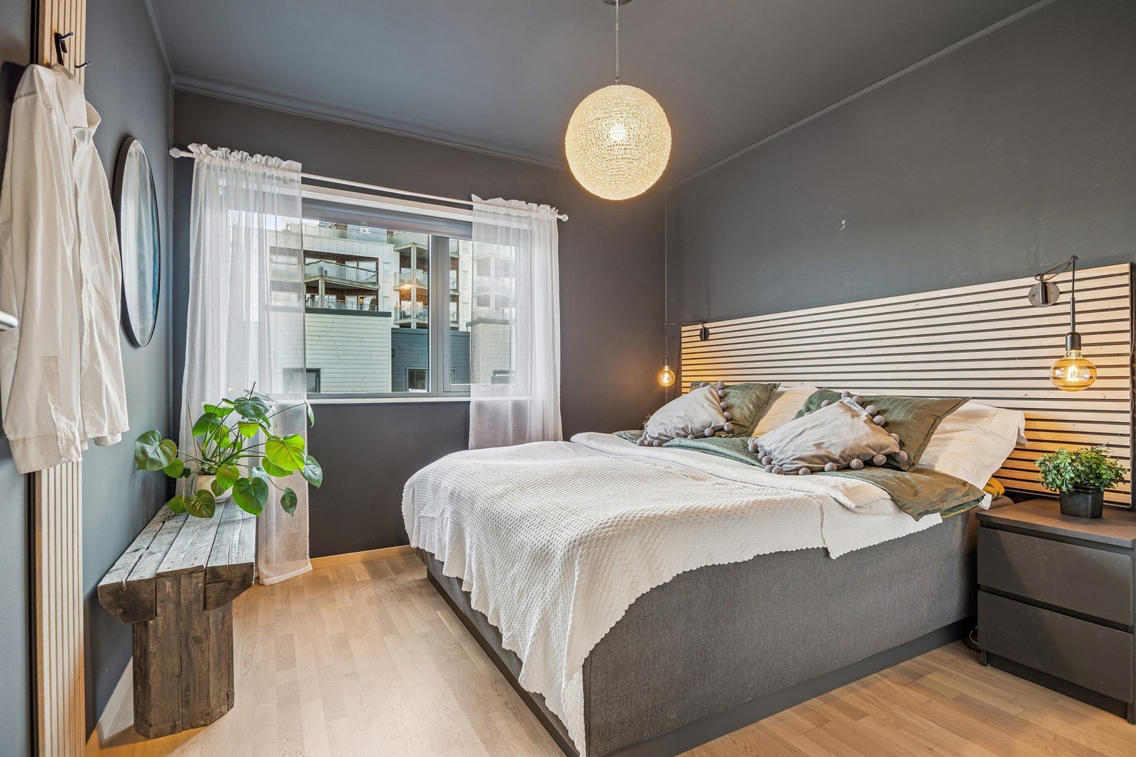 Hovedsoverommet måler ca. 11 m² og fremstår som romslig og innbydende, med gode møbleringsmuligheter for dobbeltseng, nattbord og garderobeløsning. Galleribilde