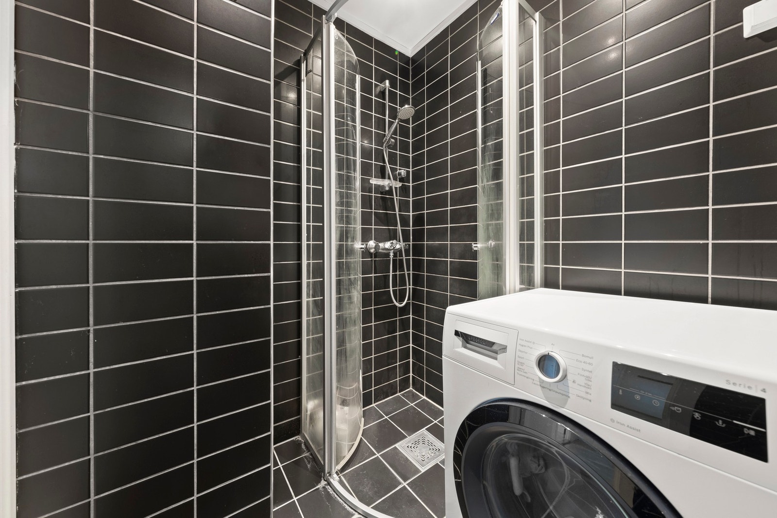 Varme i gulv og opplegg for vaskemaskin. Galleribilde