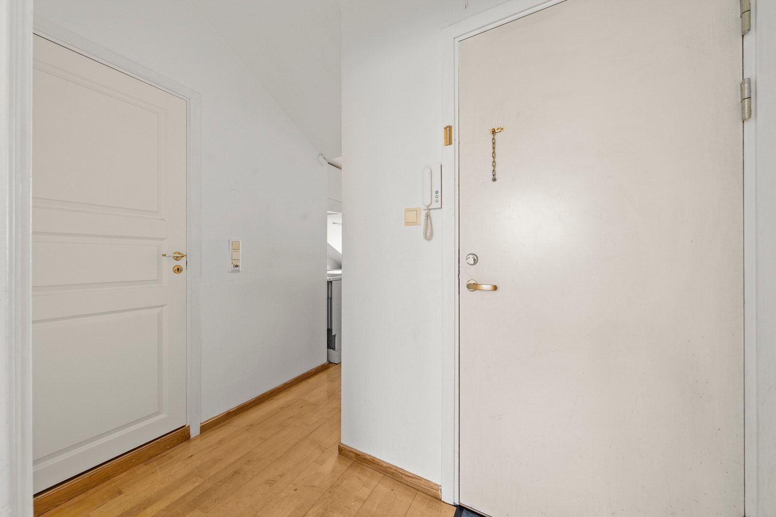 Velkommen inn! Her er det god takhøyde og plass til både skohylle og praktiske løsninger for yttertøy. Leiligheten har også dørcallinganlegg som enkelt slipper inn gjester. Galleribilde