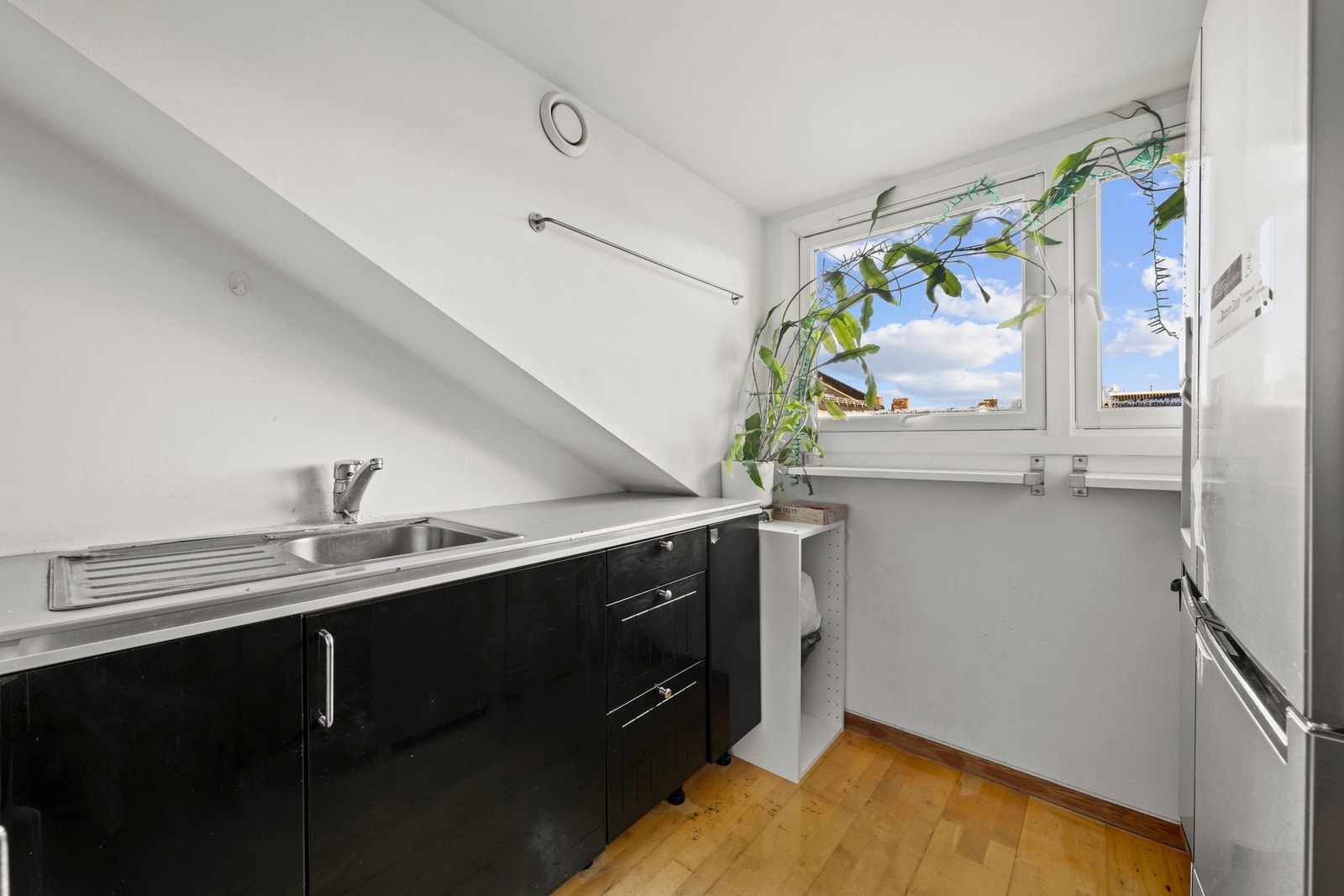 Kjøkkenet har potensial for oppussing og kan bli et funksjonelt arbeidskjøkken for den som liker å lage mat. Vinduer vender ut mot en hyggelig bakgård. Galleribilde