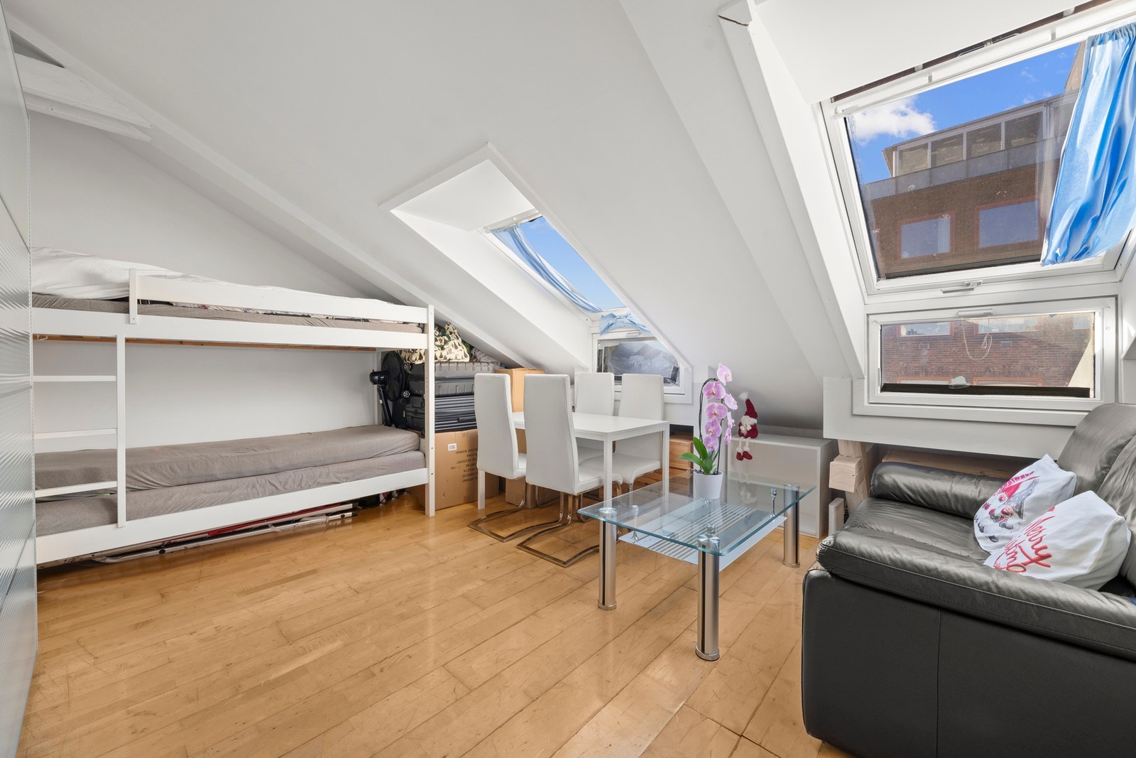 Stuen får rikelig med dagslys gjennom de store vinduene i rommet. Galleribilde