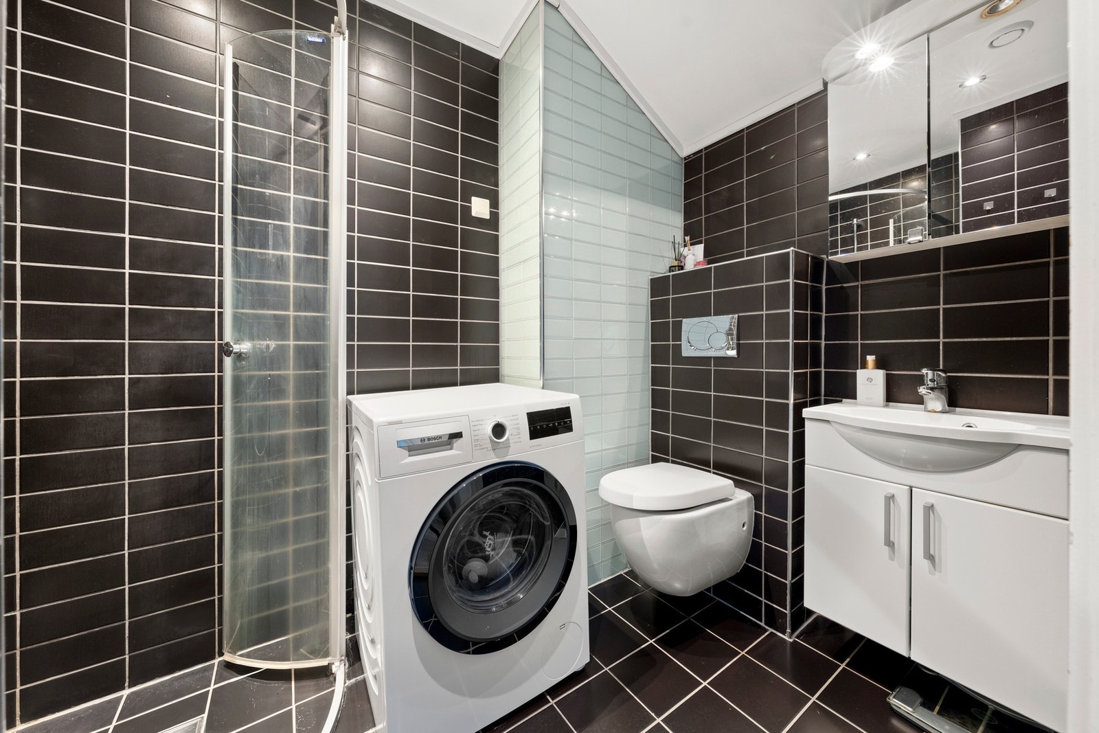 Flislagt bad fra 2005 med innfelte downlights i himling. Galleribilde