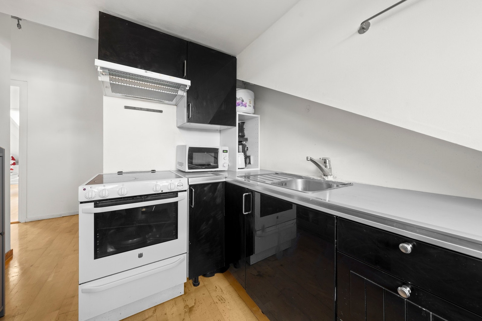 Separat kjøkken med generell slitasje. Det er opplegg for kjøl/frys og komfyr Galleribilde