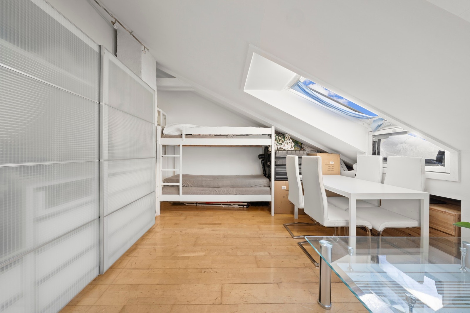 Det er muligheter for å innrede med både sovealkove og en hyggelig sofagruppe, i tillegg til plass for TV-løsning. Galleribilde