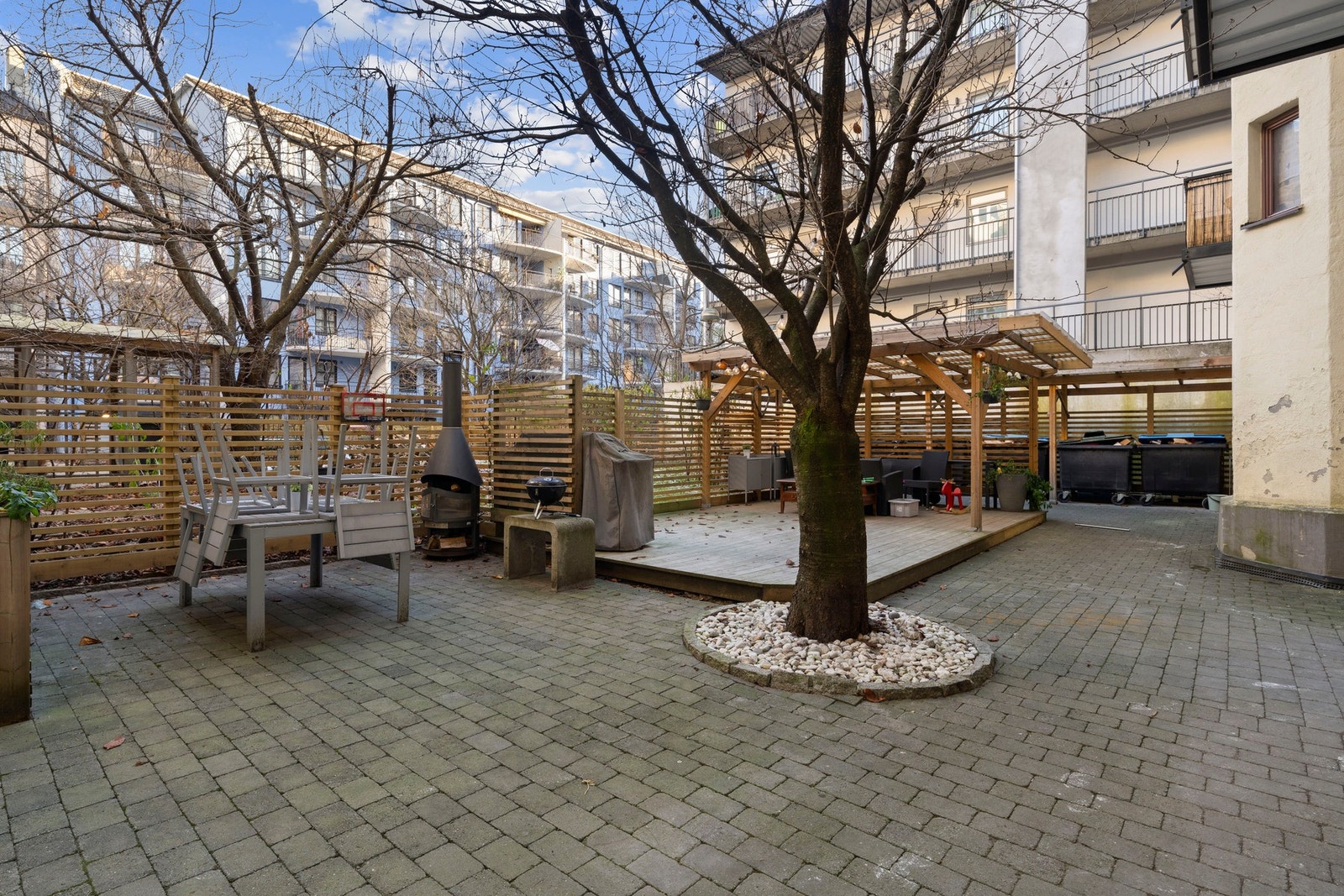 Sameiet har en trivelig felles bakgård med sittegrupper og hygge. Galleribilde