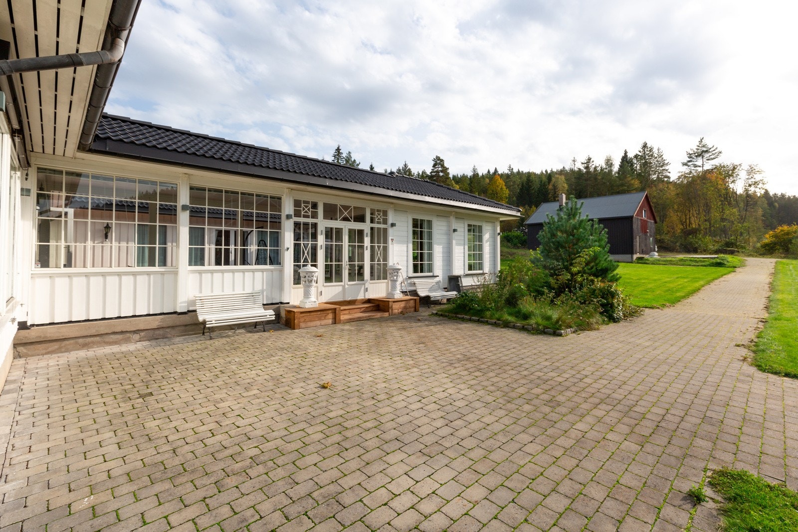 Hyggelig steinsatt uteområde Galleribilde