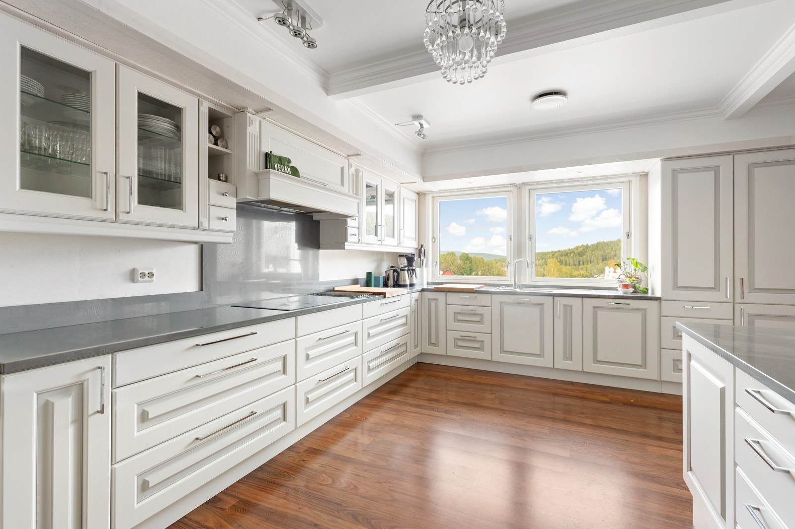 Innholdsrikt og lekkert kjøkken Galleribilde