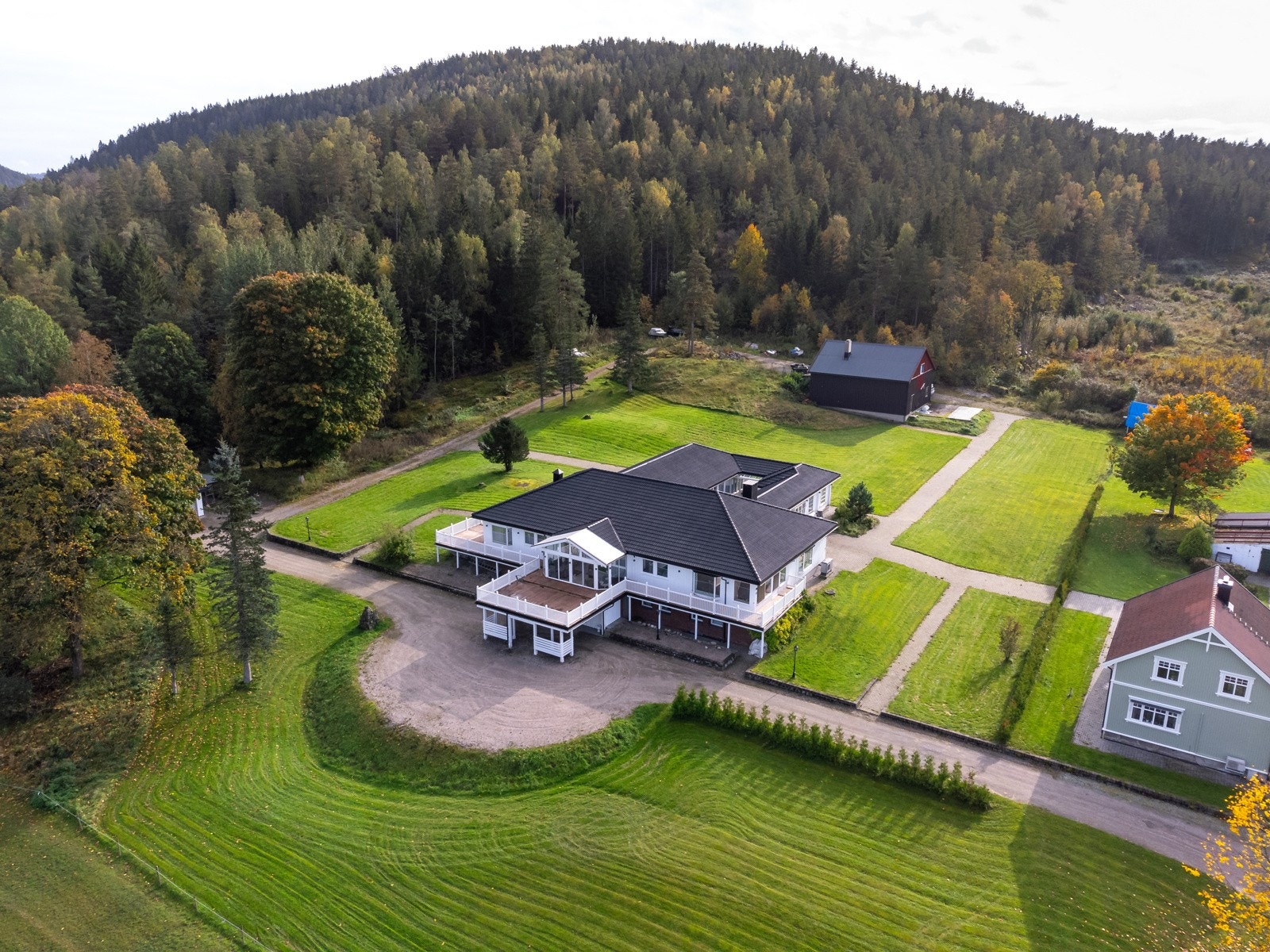 Boligen har mange gode kvaliteter og er på hele 702 kvm i bruksareal Galleribilde