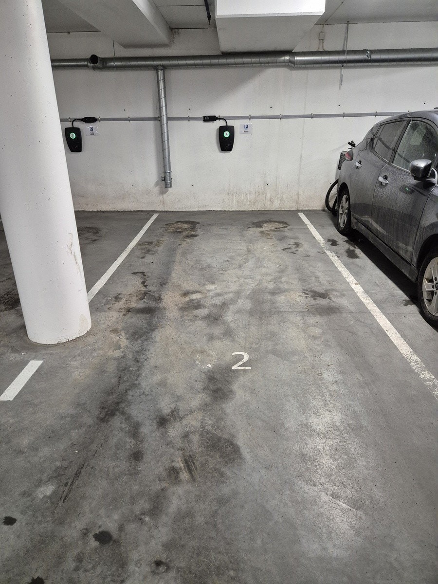 Parkeringsplass som kan leies i tillegg i byggets kjelleren, med el-bil lader. Galleribilde