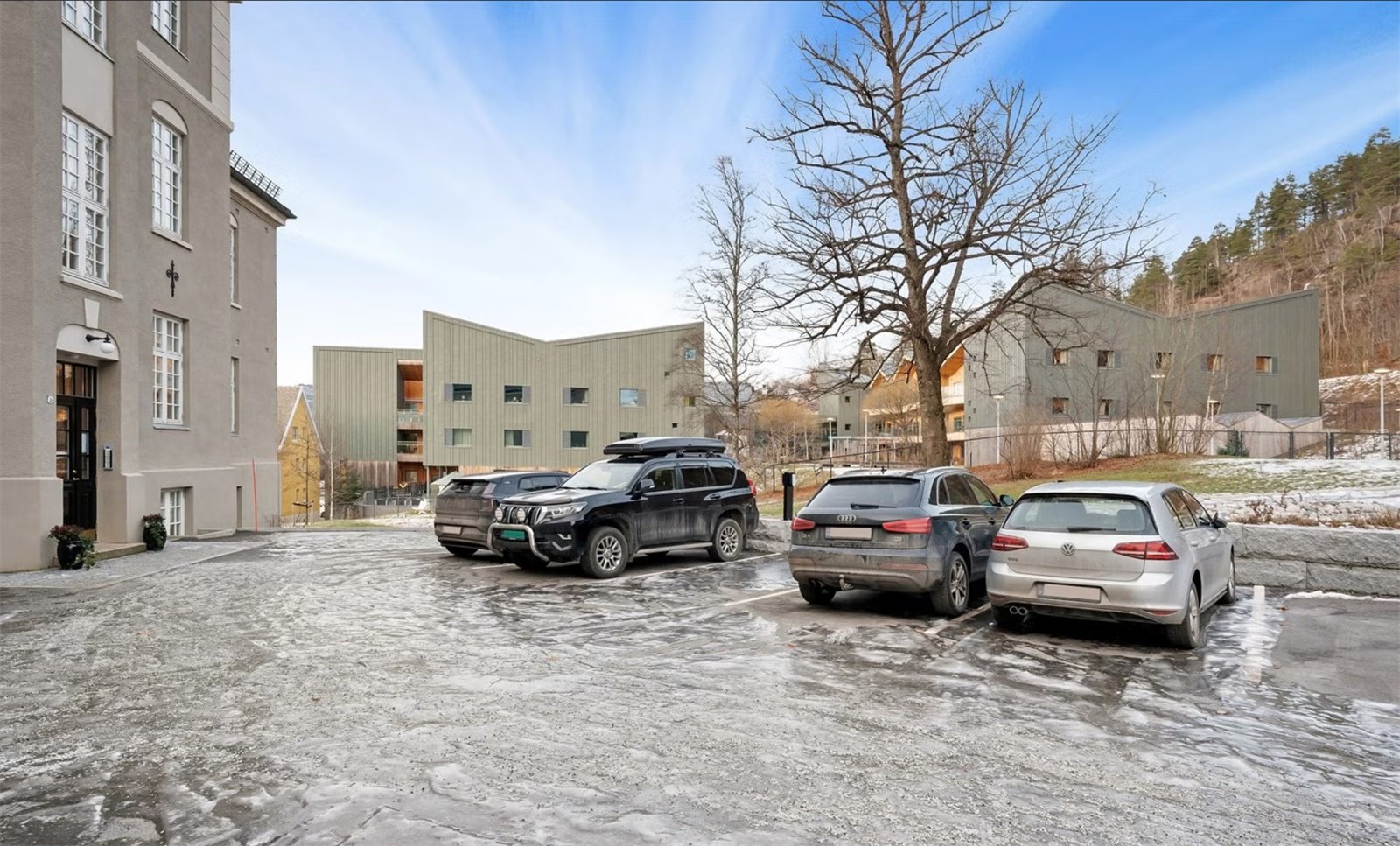 Leiligheten disponerer en biloppstillingsplass (5A H0102). Det er installert infrastruktur for ladeboks for elbil. Galleribilde