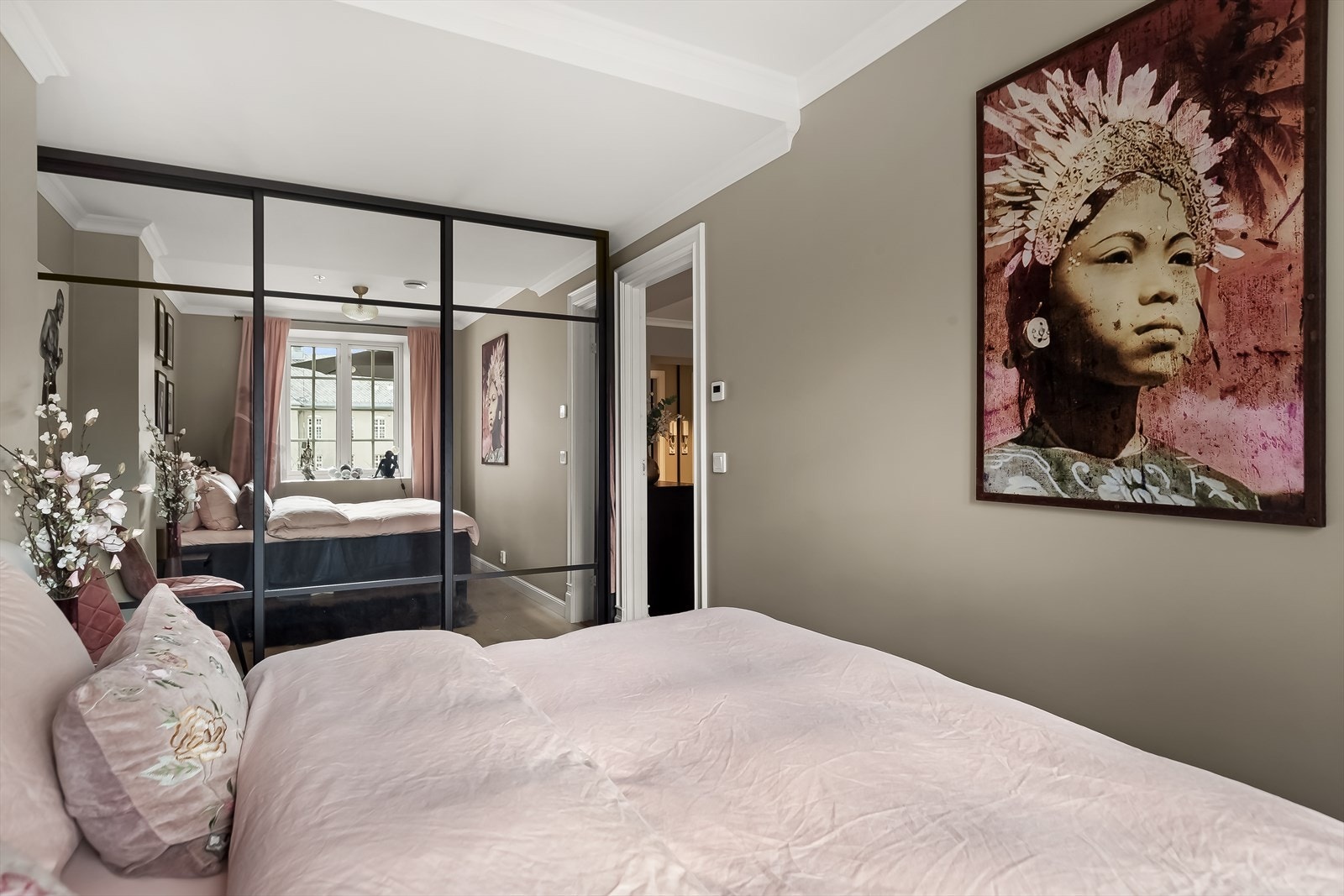 Innredet med romslig skyvedørsgarderobe. Galleribilde