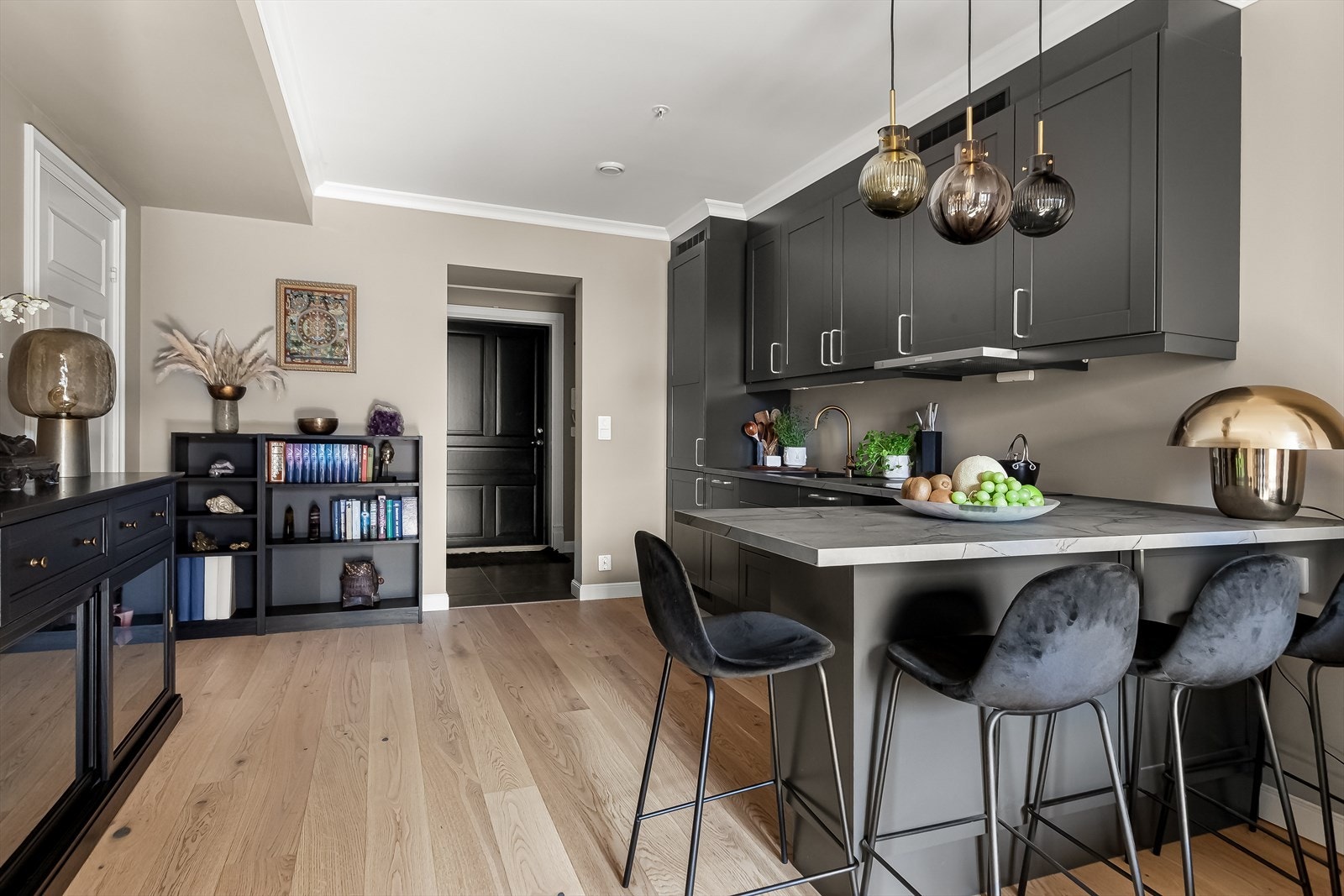 Her er det godt med skap- og benkeplass. Galleribilde