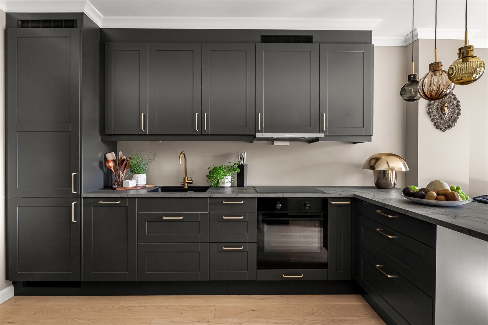 Kjøkkenet har integrerte hvitevarer som vil medfølge. Kjøkkenet har lekre detaljer som messing armatur og håndtak. Galleribilde