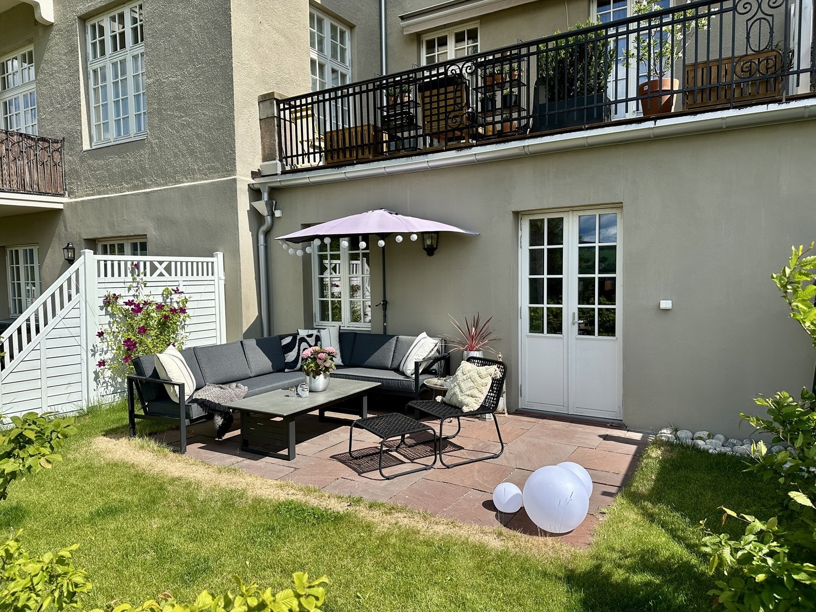 Leiligheten er utstyrt med en stor og solrik uteplass på baksiden av bygget. (Selgers egne bilder fra sommer) Galleribilde