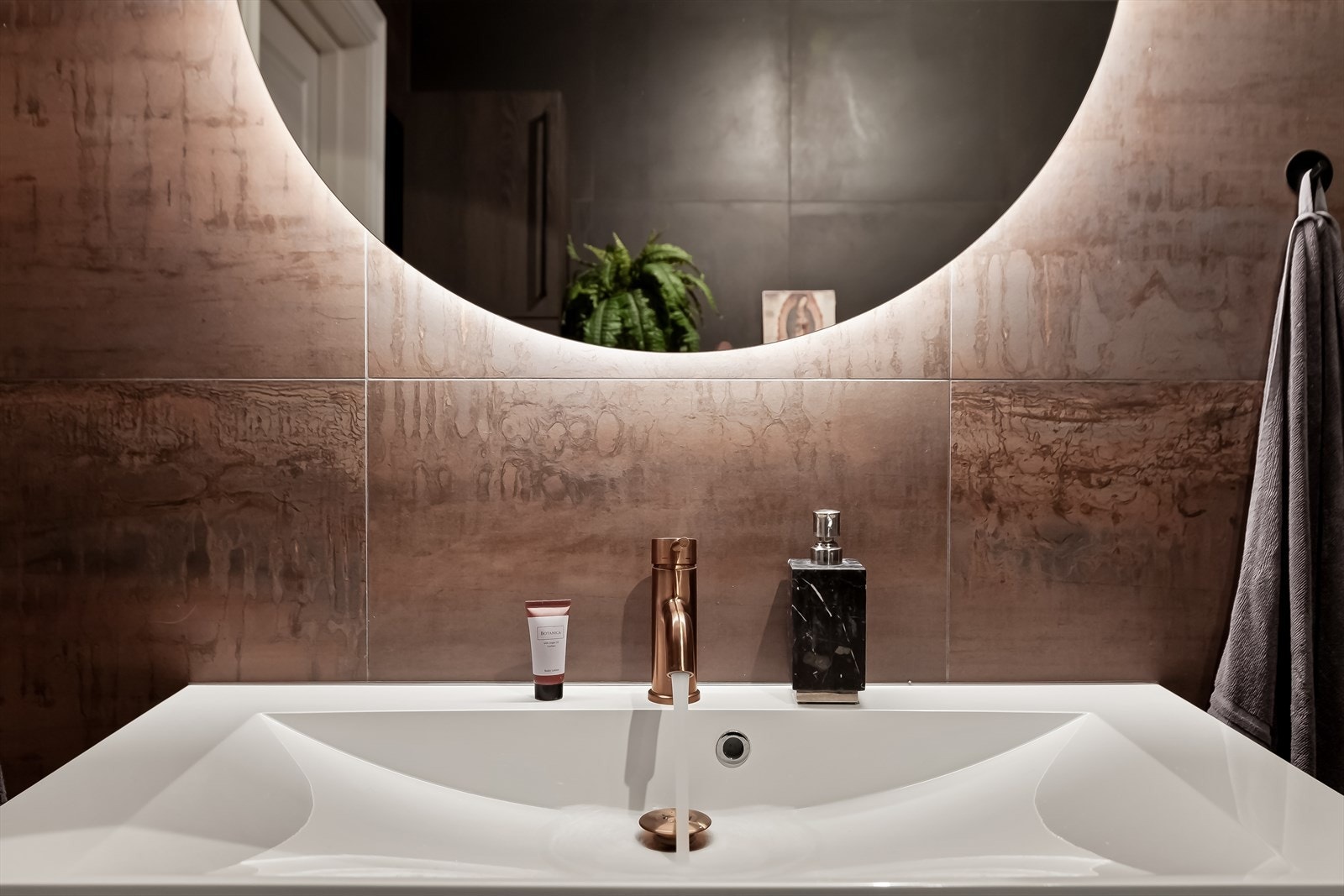 Lekre kobberdetaljer som står pent i stil med flisvalget. Galleribilde