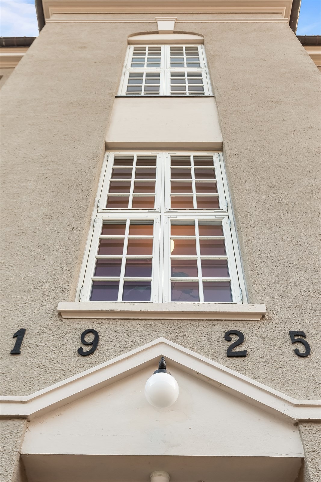 Det fantastiske bygget er fra 1925, men ble i 2022 ombygget til leiligheter hvor alt innvendig ble revet og utvendig ble restaurert men beholdt. Galleribilde