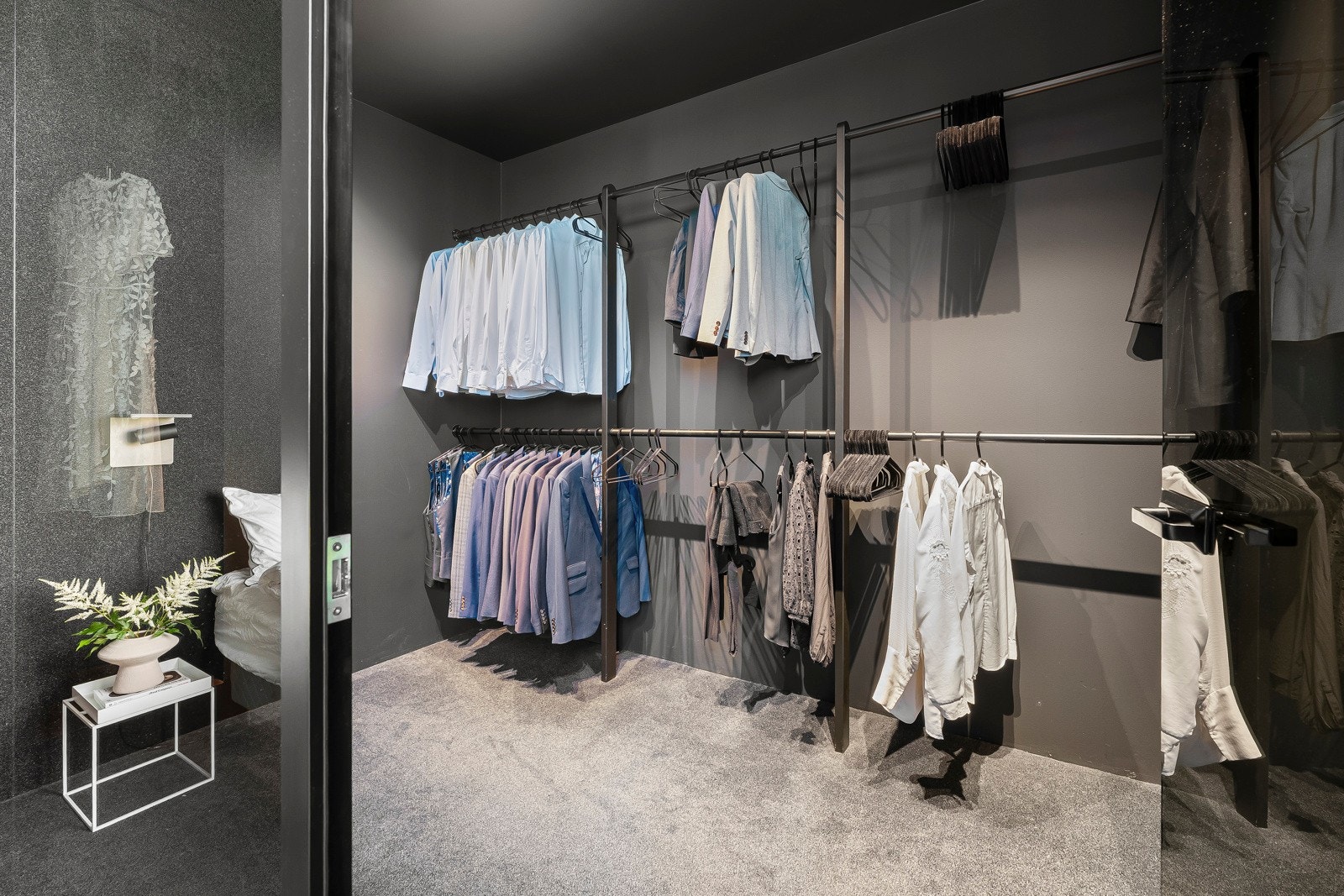 Her er det sortmalte tak- og veggflater, flere garderobestenger og plass til annen innredning. Galleribilde