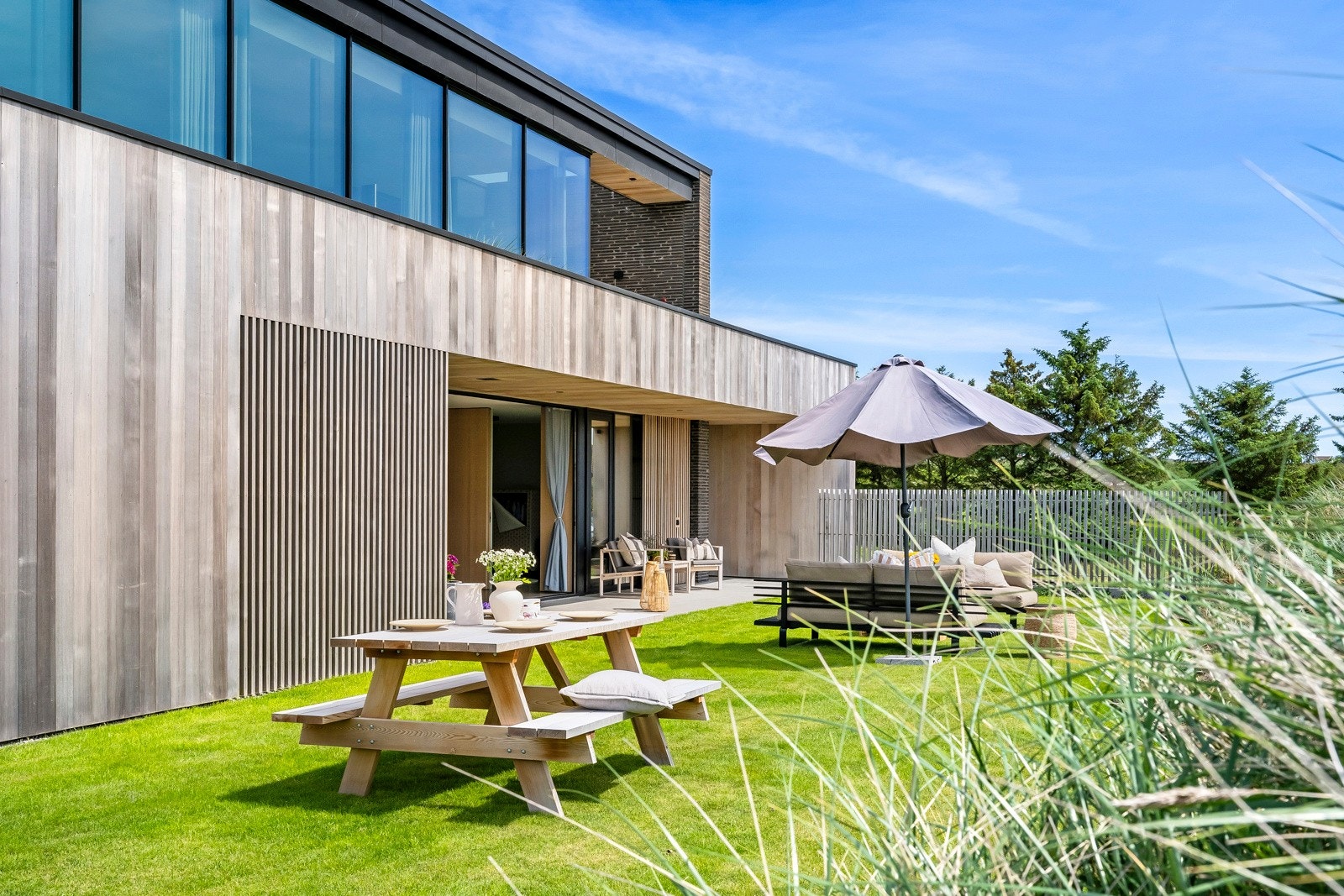 Den arkitekttegnede villaen fra 2021 er funksjonell med stramme linjer, flate tak, store panoramavinduer og en god tilpasning til omgivelsene. Galleribilde