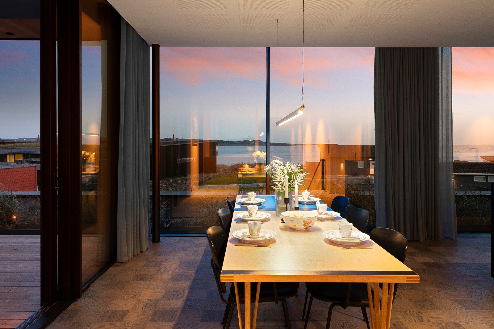 Kjøkkenet ligger i andre etasje med åpen løsning til stue og spisestue Galleribilde