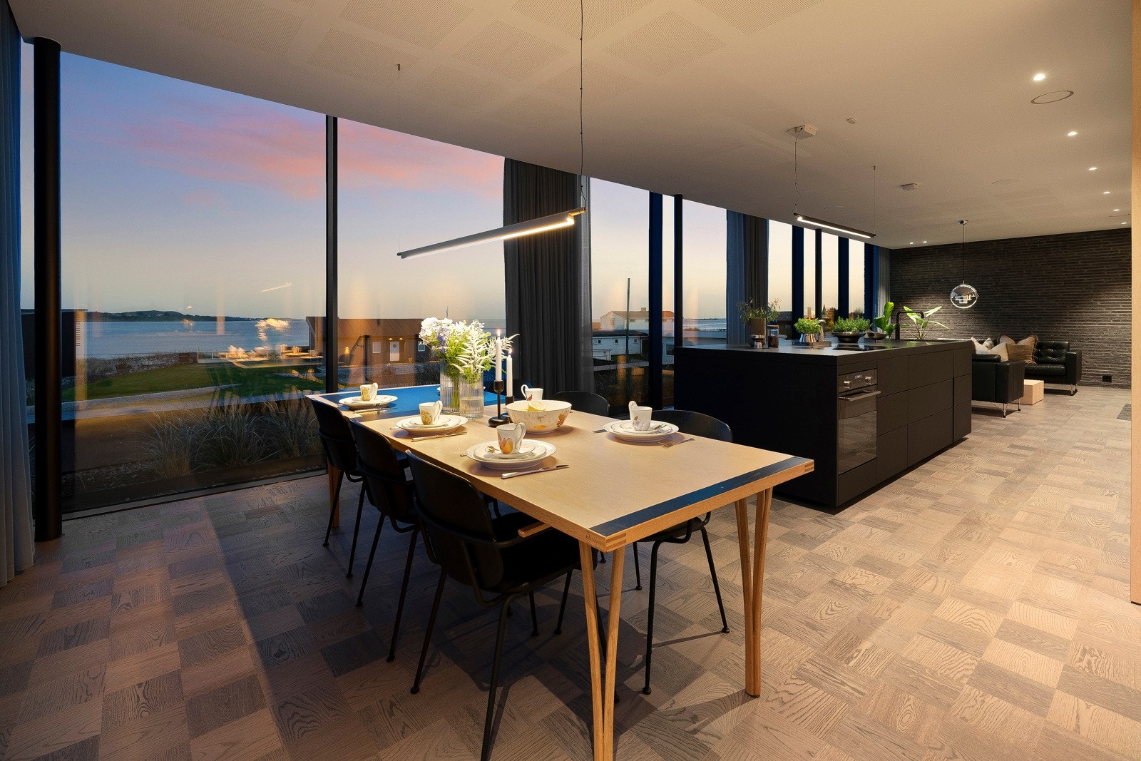 Sjøutsikten mot Solastranden fyller hele rommet og oppleves som spektakulær Galleribilde