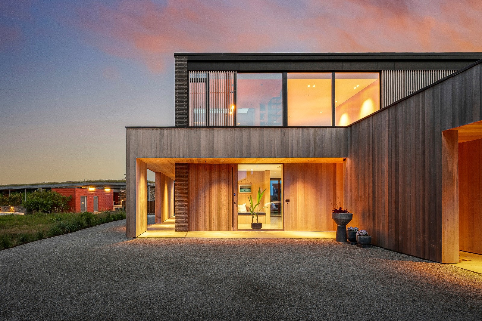 Solastrandvegen 153 tilbyr en sjelden kombinasjon av moderne arkitektur og direkte nærhet til havet og stranden. Galleribilde