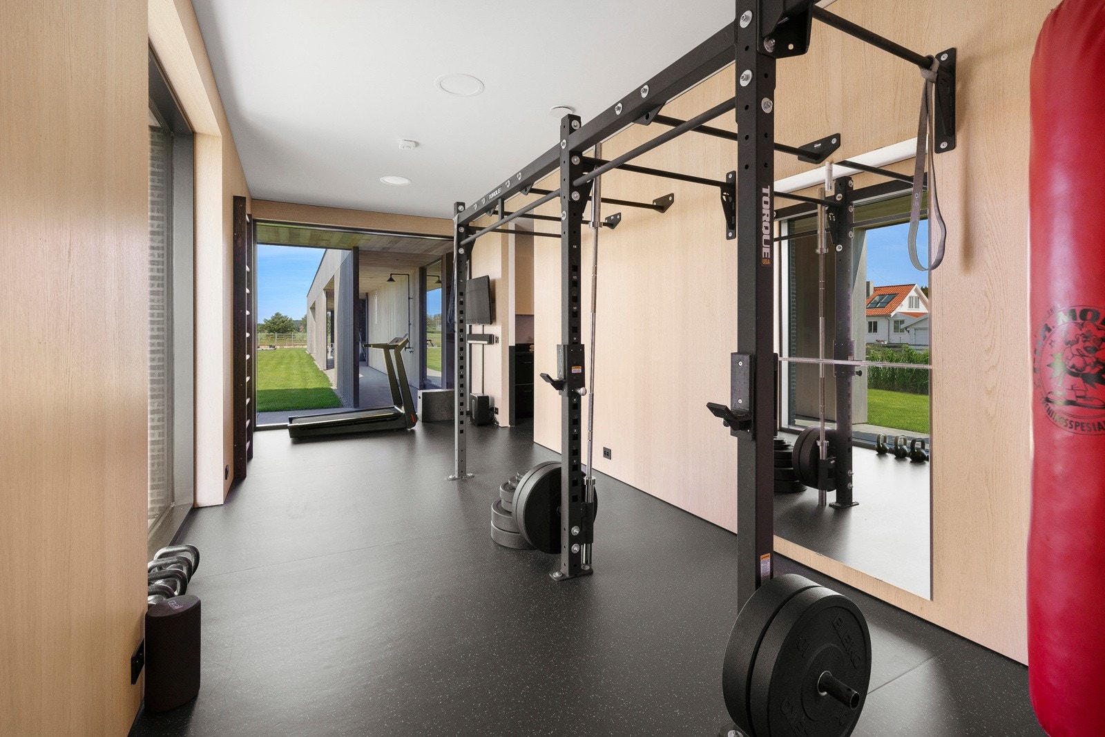 Boligen har et stort treningsrom med 2,8 meter takhøyde i første etasje. Det flotte rommet har adkomst via vaskerommet, som ligger praktisk tilknyttet badet. Treningsrommet er utført med samme gulvbelegg som i vaskerommet og har vegger kledd i eikefiner. Galleribilde