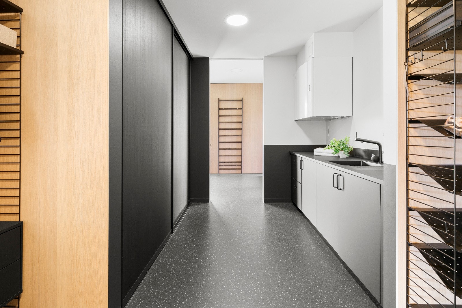 Vaskerommet med biinngang har også inngang fra tv-stuen og trimrommet via skyvedører. Galleribilde