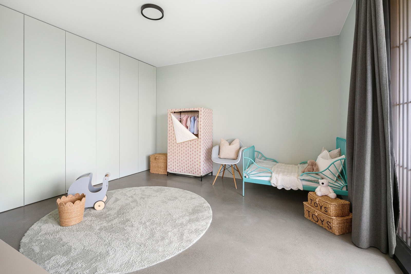 Begge har plassbygde skap fra gulv til tak langs innerste vegg og det ene har også en nisje med hyller. Galleribilde