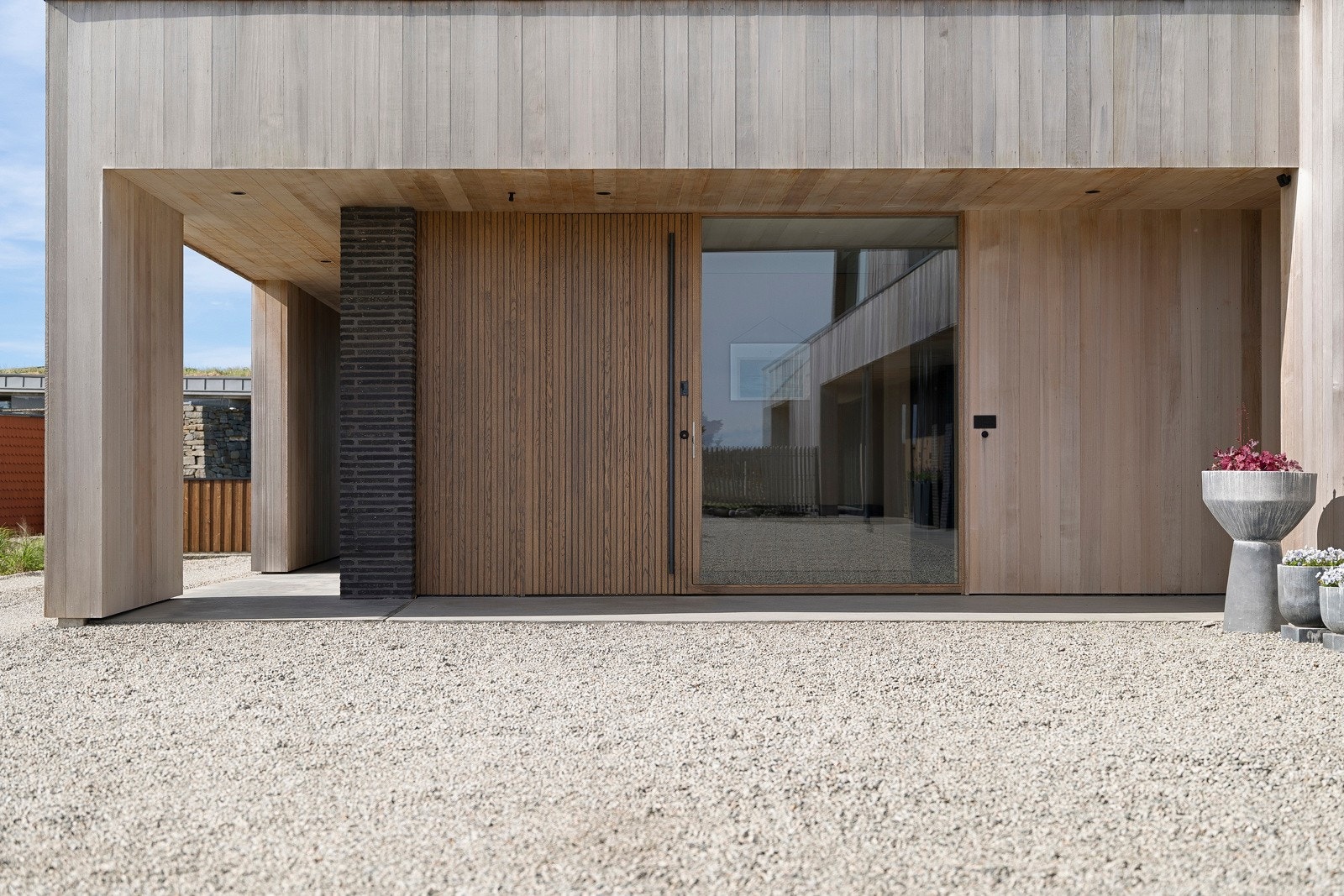 Boligen er utført i vedlikeholdsfrie og eksklusive materialer, der kledningen er i sedertre og sort tegl (Winerberger wassersteicht special zwart). Galleribilde