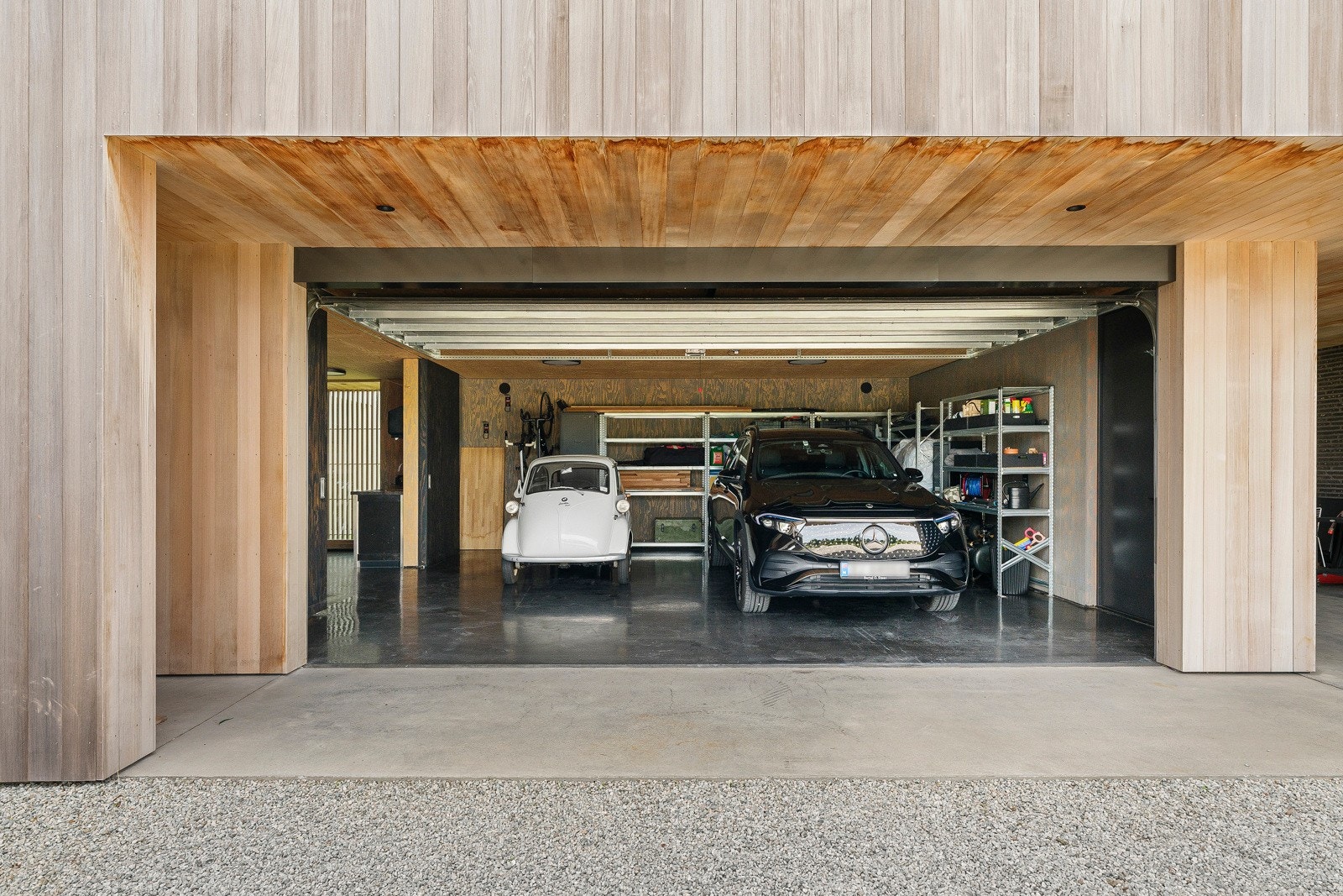 Det er parkering i en stor dobbelgarasje og på gårdsplassen. Garasjen har opplegg for elbillader, stort verksted, kryssfiner på vegger og tak, samt epoxygulv. Mellom garasje og generasjonsdel er det også en carport med elbillader. Galleribilde