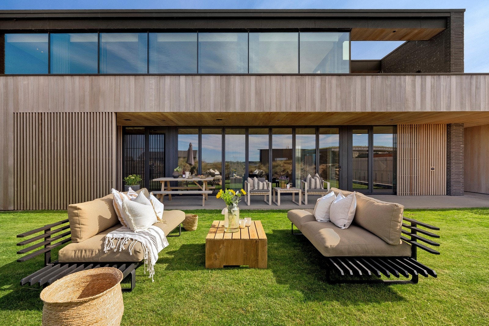 Tomten har en flott størrelse på drøye 1,6 mål, med sanddyner og marehalm i enden av hagen. Galleribilde