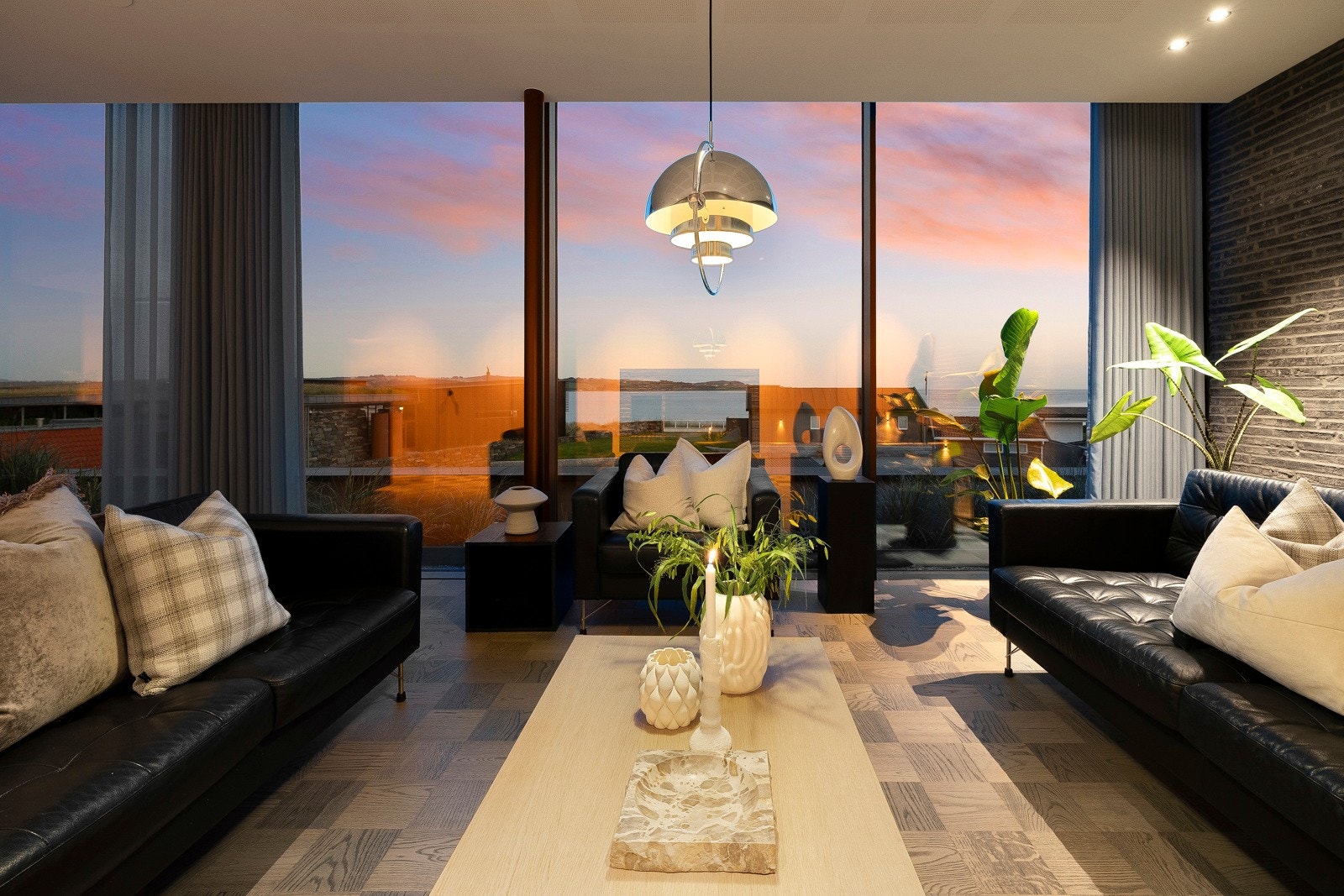 Ved den naturlige stuesonen har veggen en innfelt peis fra Lotus, med stor glassfront, vednisje og omramming av sort tegl. Galleribilde