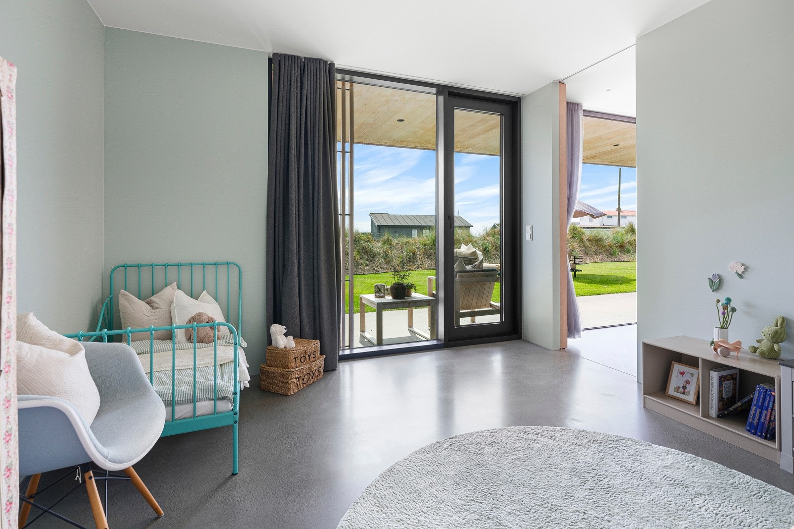 De to soverommene nede har utgang til terrassen og adkomst via skyvedører fra tv-stuen. Rommene har gulv i pusset betong med gulvvarme, lysmalte, glatte vegger, listefri, hvitmalt himling og store panoramavinduer Galleribilde